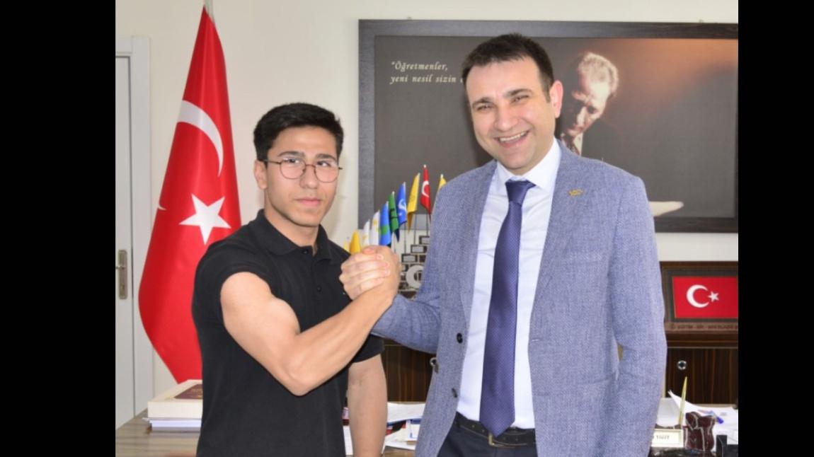 Milli Eğitim müdürümüz Mehmet Yiğit Türkiye 3. Gürkan Pehlivana ödül verdi